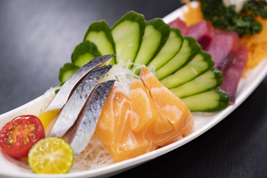 Žuvis ir daržovės yra sveikos mažai angliavandenių turinčios keto dietos dalys